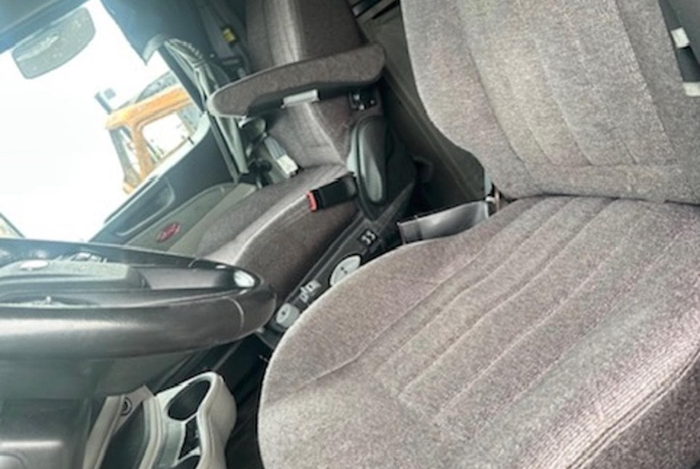 2023 Peterbilt 579 — thumbnail 2