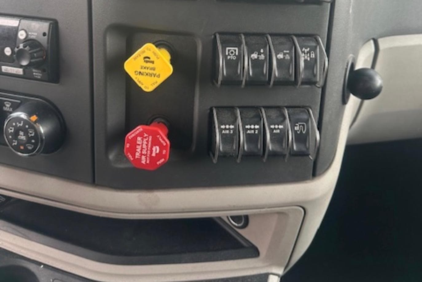 2023 Peterbilt 579 — thumbnail 4