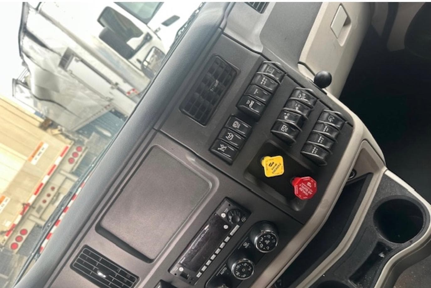 2023 Peterbilt 579 — thumbnail 14